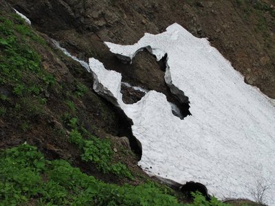 あとわずかのところで雪渓が途切れた・・・