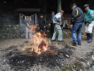 注連縄焚き火.jpg (129.83 KiB) 閲覧された回数 5947 回 この火で各自モチを焼きます