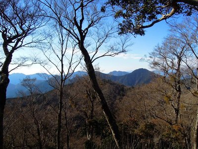 1130ｍピークは木と重なっちゃってますが、<br />刈茂山やアゲグチ峠が見えてます。