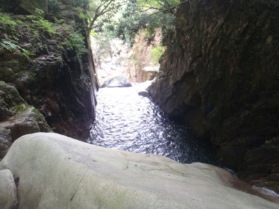 滝上流.JPG (183.09 KiB) 閲覧された回数 4359 回 下谷尻谷最大の滝(上流から)