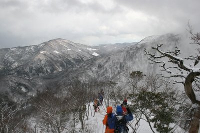 IMG_5077.jpg (148.15 KiB) 閲覧された回数 18446 回 2010年スノー衆、岩籠山、下山中に晴れてきた