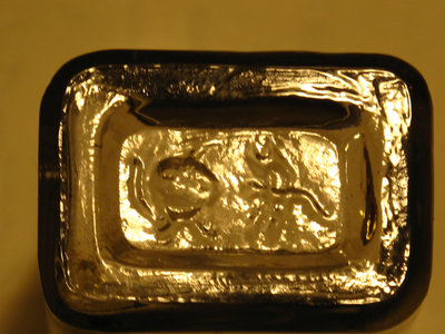 桃とトンボのエンボス