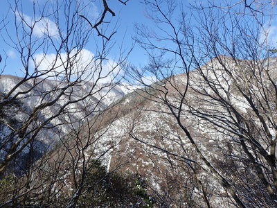 登りの途中から見た下山尾根