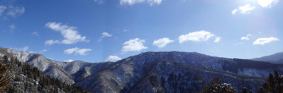 登りの途中から見た猫ヶ洞～土蔵岳　右の末端は旧国道出合へ続く