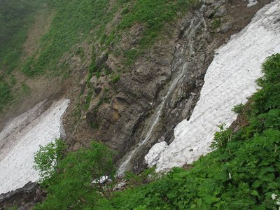 脆い山肌に緊張が絶えない・・・左俣を見下ろす