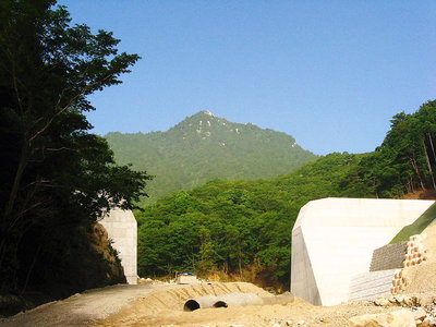 ● 堰堤から見る、キレットの頭