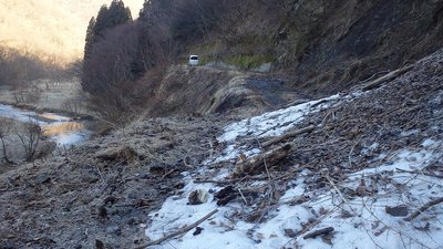 P3170008.jpg (200.37 KiB) 閲覧された回数 4408 回 この残雪デブリは車は越えられない