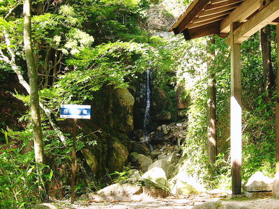 ● 不動滝、滝に打たれる修験者もです