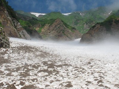 IMG_0916-s.JPG (132.24 KiB) 閲覧された回数 8693 回 ゾロ谷雪渓より白山主稜線東面を仰ぐ