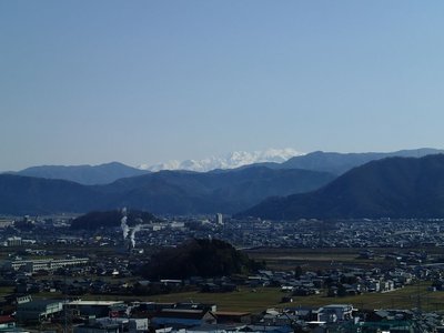 resizeP3263918.jpg (111.07 KiB) 閲覧された回数 4147 回 愛宕山から望む白山(他にも白い山多数)
