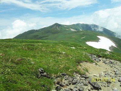 草月平から飯豊山を望む