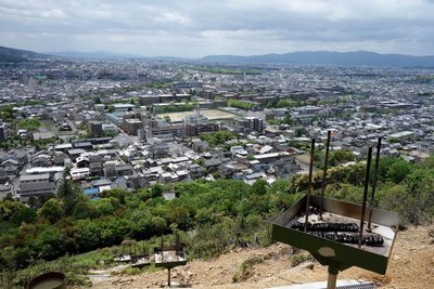 送り火「法」の火床