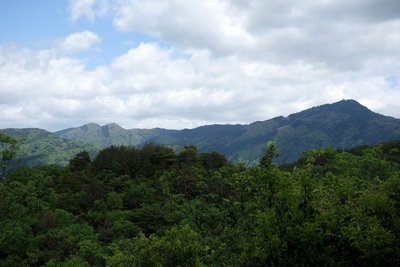 右から比叡山、横高山、水井山と並んでいる