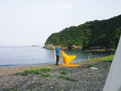 砂利浜で背中に優しいかな