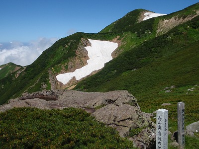 御手水鉢から七倉山