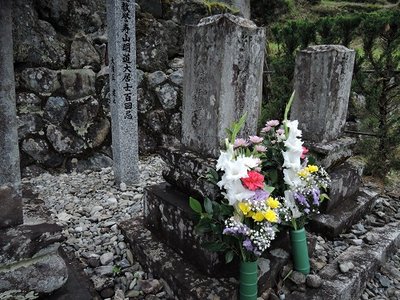 庄三郎の墓.jpg (134.95 KiB) 閲覧された回数 3597 回 墓は本人の希望で控えめなんだそう。花が無ければわかりません