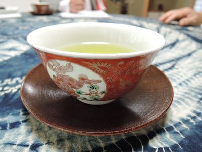 還暦祝い.jpg (74.73 KiB) 閲覧された回数 3603 回 「この湯呑は・・・」と軽く説明され緊張。とにかくお茶が美味しかった