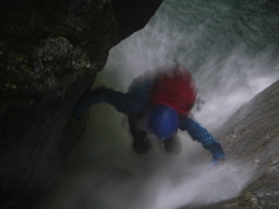 七ツ釜ゴルジュ入口の3m滝を登るわりばしさん