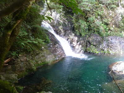 P1050066.jpg (117.61 KiB) 閲覧された回数 7328 回 大釜を持つ8m滝