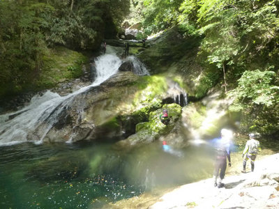 P1050062.jpg (103.97 KiB) 閲覧された回数 6982 回 末広がりの12m斜滝