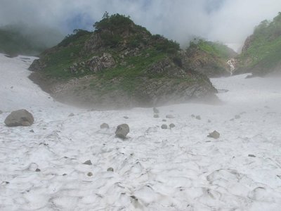 ガスに巻かれると落石には一段と注意が必要だ