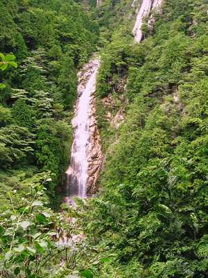 ● 真正面に見る百間滝