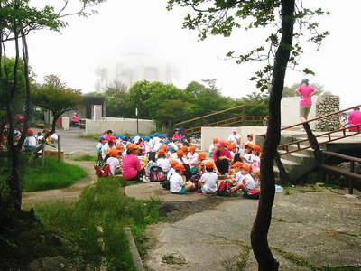 ● 沢山の子度たち、学校中で来てるようだね