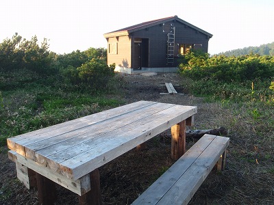 夕日を浴びる小桜平避難小屋