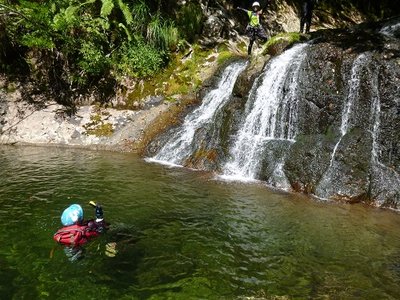『殿、ここは私が一番槍でございます』『ケルト、でかしたり』水中から写真を撮ってるのはシロちゃん。１回目からなじみ過ぎ。