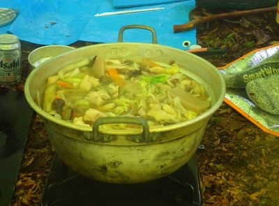 「闇鍋」なのにいやに明るい。