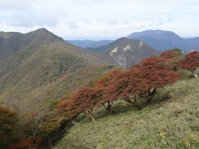 静ヶ岳、銚子岳、奥に御池岳