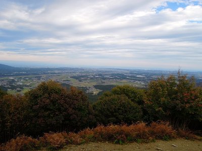 大鉢山からの眺望とカジカエデ。