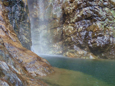 PB200038.jpg (144.17 KiB) 閲覧された回数 10550 回 小木森滝中段テラスの釜