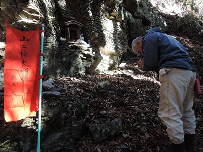山の神修理完了.jpg (212.66 KiB) 閲覧された回数 3483 回 木組みで作られたものの頑丈さを再認識させてくれました