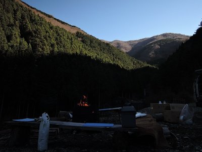 宴会場.jpg (99.62 KiB) 閲覧された回数 3488 回 奥の雑木の稜線の左の奥に平があって、そこから林道入り口まで(さらには学校まで)歩いて通っていた