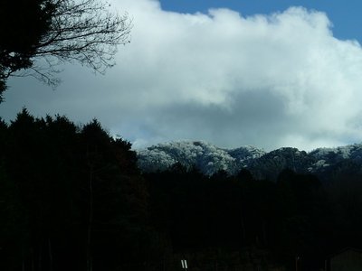 resizePC157303.jpg (100.5 KiB) 閲覧された回数 5686 回 麓から望む霊山