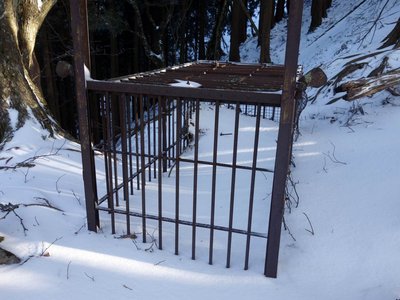 DSC00793.JPG (214.66 KiB) 閲覧された回数 5170 回 入口の閉まった檻があった