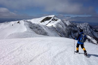 小白山北峰から南峰に向かう草川さんです