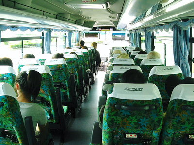 ● 行きのバス、静かなもんです