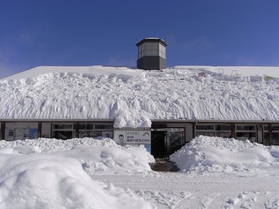 東向き／建物の屋根は落雪防止の雪下ろし作業中