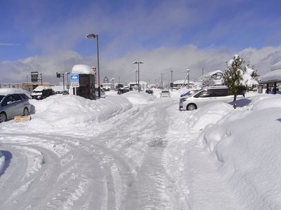 北向き／建物寄りの通路にて　場内通路は全域圧雪状態　除雪なくデッドスペースと化した駐車ワクも多数