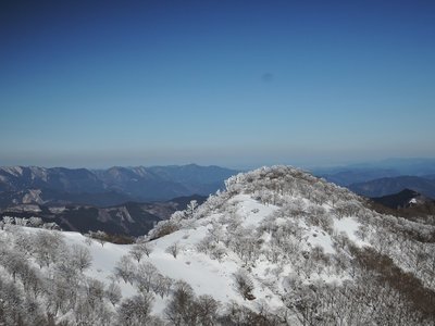 千秋峰。南側の雪はすくないです