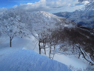 大きく張り出した雪庇。