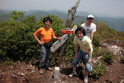 IMG_4739.JPG (297.24 KiB) 閲覧された回数 56056 回 こちらが東峰です-三角点はありませんが、杉野山の会の石碑があります