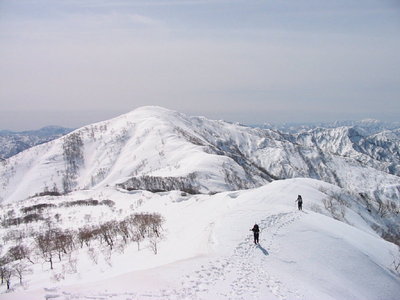薙刀の登りから振り返る野伏
