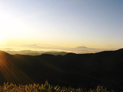 ● 夜明け雲海に浮ぶ八ガ岳、雲の上ダモンネ涼しいんだよな