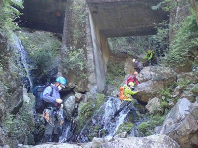 P4230008.jpg (89.92 KiB) 閲覧された回数 4114 回 ハゲオロシ谷を降りる