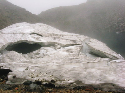 ● 雪ドーム、写真のあとドーンの音で振り向けば崩落だよ。地震かと思う風振を感じましたね