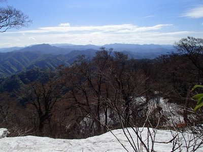 s-P5048075.jpg (106.55 KiB) 閲覧された回数 4710 回 これから向かう中央の蝿帽子嶺までうねうねと続く稜線。<br />左に存在感を見せつける屏風山。