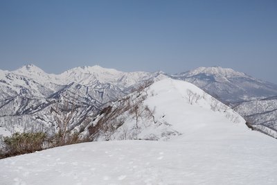 DSC02853.jpg (139.6 KiB) 閲覧された回数 5022 回 山頂から頚城三山(焼山、火打山、妙高山)